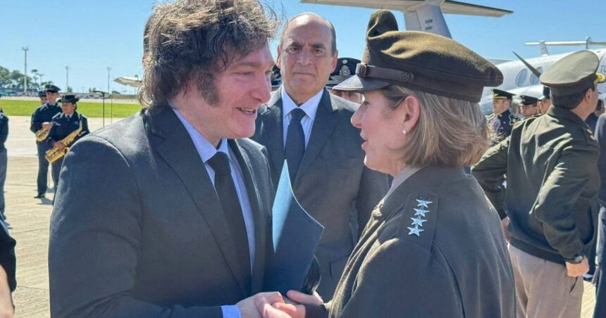 Foto de Milei com general reforça “de forma exagerada” que EUA são principal aliado da Argentina