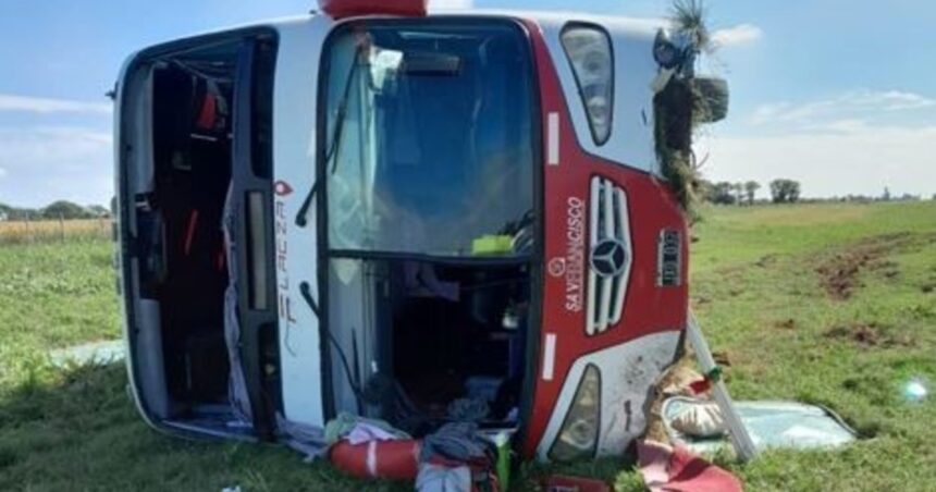 Volcó un micro en Santa Fe, hay 20 heridos y les robaron a los pasajeros: no tienen plata para llegar a Buenos Aires