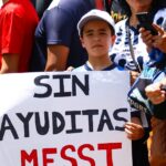 Messi llegó a México para jugar contra Monterrey y lo recibieron entre el amor y las denuncias de corrupción