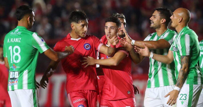 Duro cachetazo para Argentinos en la Sudamericana: los tres bombazos de Racing de Uruguay para la goleada en Paternal