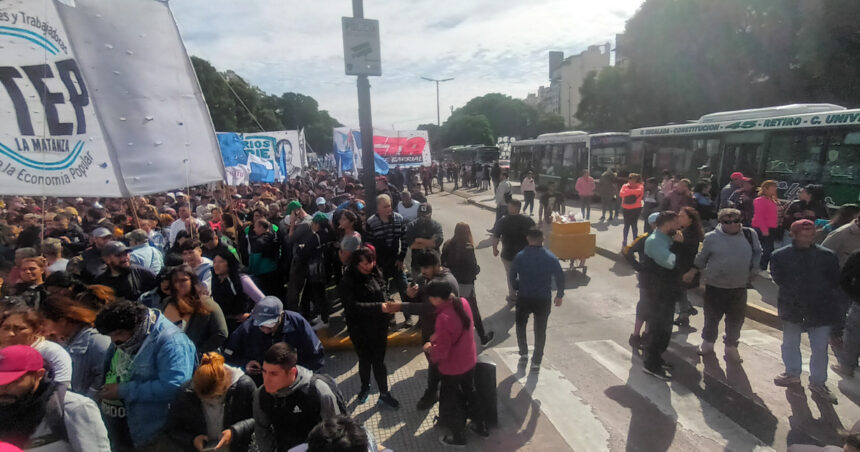 Piqueteros cortan la 9 de Julio, desafían el protocolo antipiquetes y hay caos de tránsito