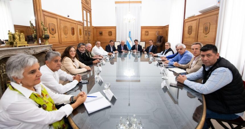 El Gobierno se reunió con la CGT: abren una mesa de diálogo con luz verde para una reforma laboral “light” y promesa de homologar paritarias