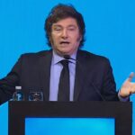 El show de imitaciones de Javier Milei: parodió a economistas críticos como Carlos Melconian y tildó a Axel Kicillof de “chico soviético”