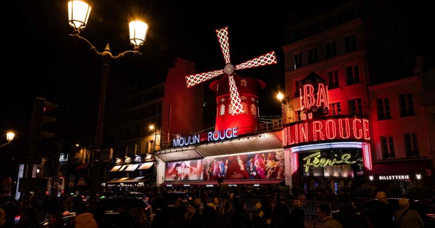 Estupor en París: se derrumbaron las aspas del molino del emblemático cabaret Moulin Rouge