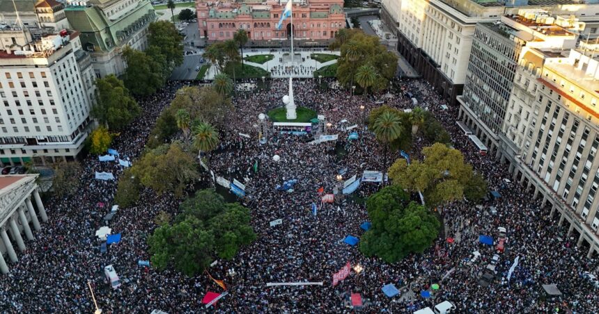 Después de la enorme protesta universitaria, el Gobierno convoca a la UBA y busca negociar un acuerdo