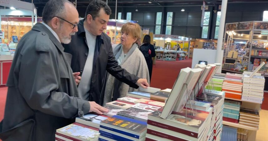 Tras bajarse del acto oficial, Cifelli recorrió hoy la Feria del Libro “como un lector más”