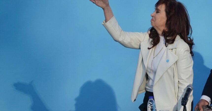 Cristina Kirchner dijo que Milei no tiene “un plan de estabilización”, le reclamó un “golpe de timón” y mandó un fuerte mensaje a la interna peronista