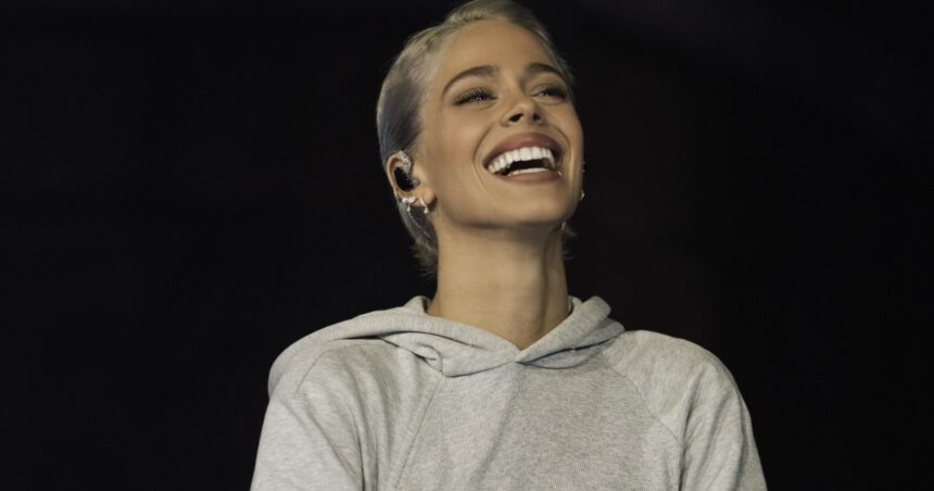 tras-las-suspensiones-por-lluvia,-tini-stoessel-presento-«un-mechon-de-pelo»-en-hurlingham-con-dos-shows-en-continuado-y-un-arsenal-de-confesiones