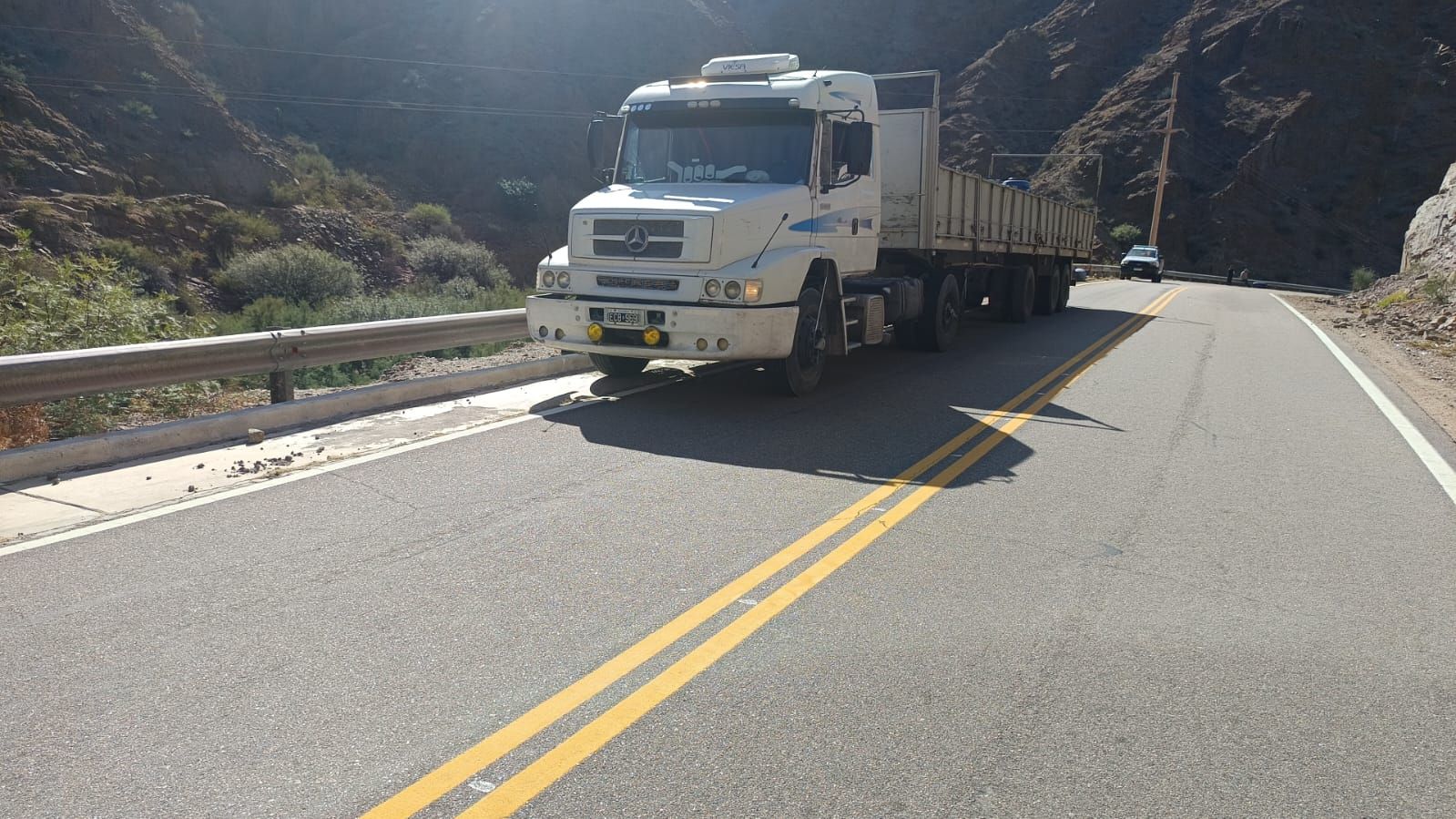 villa-mazan:-un-camion-que-transporta-bidones-de-aceitunas,-perdio-algunos-en-zona-de-la-quebrada