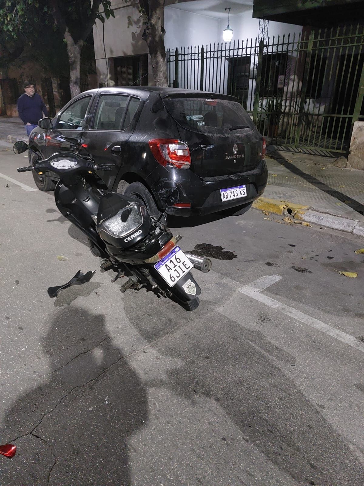 motociclista-colisiono-contra-un-auto-estacionado-y-sufrio-heridas-de-consideracion