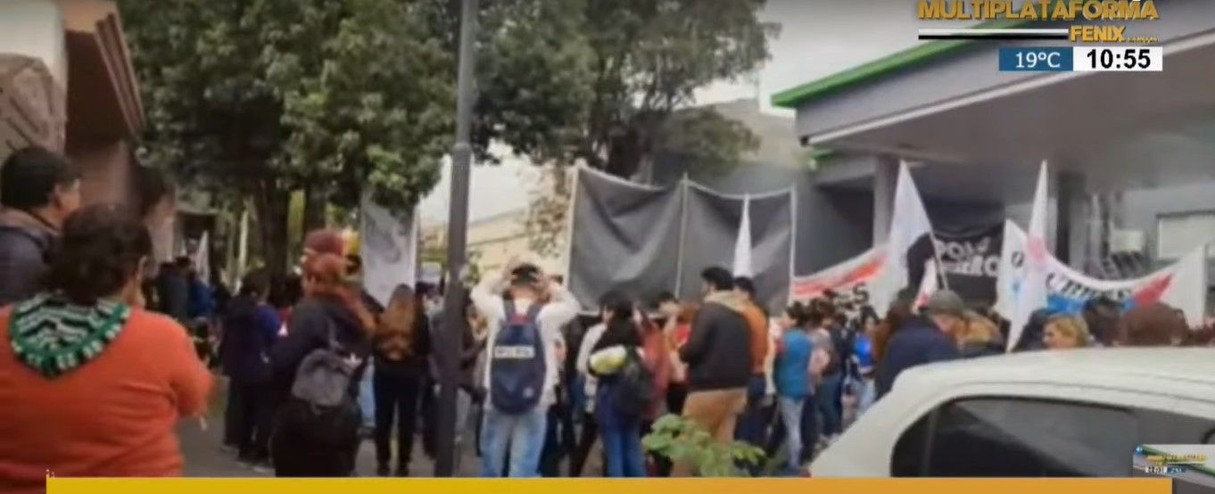 Protesta de organizaciones sociales frente a la casa de Martín Menem