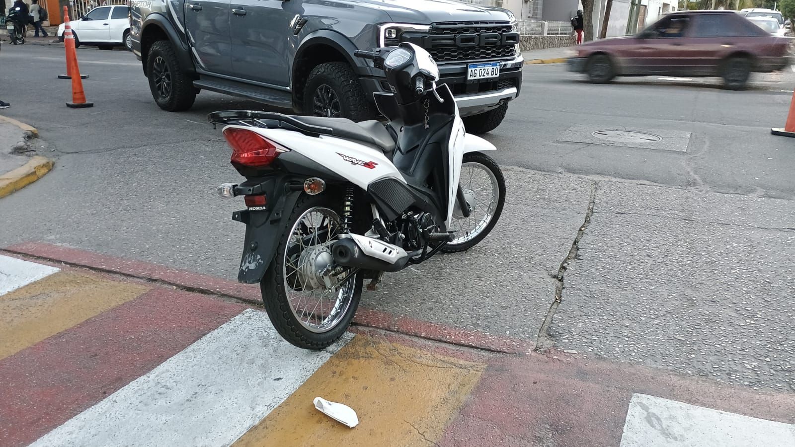 Joven motociclista sufrió heridas luego de ser encerrada por una camioneta y provocarle una fuerte caída