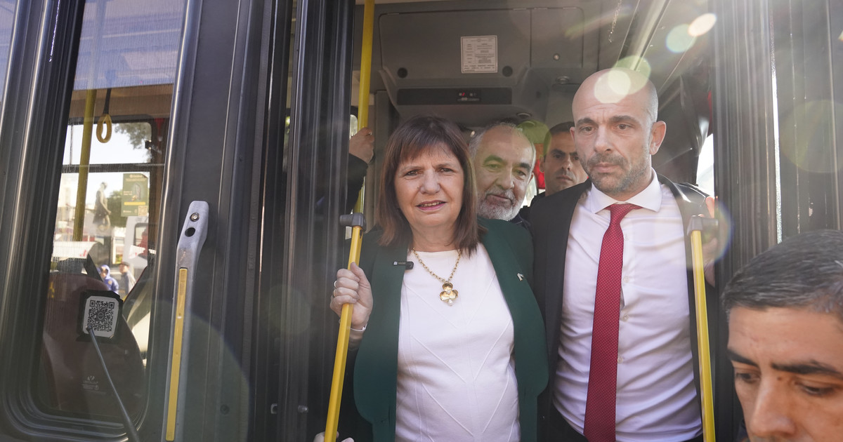 El momento incómodo que vivió Patricia Bullrich en medio del paro general: se subió a un colectivo, le prestaron una SUBE y no tenía saldo