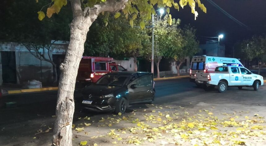 Automovilista chocó contra un árbol