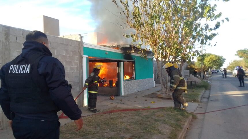 Un local comercial sufrió perdidas totales tras un voraz incendio