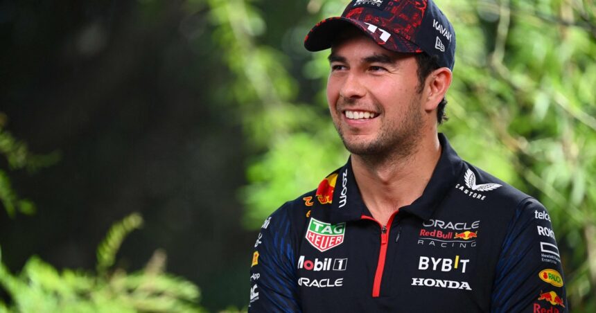 checo-perez,-renovado-con-red-bull:-el-piloto-que-jugo-en-equipo-y-se-consolido-detras-de-los-titulos-de-max-verstappen-en-la-formula-1