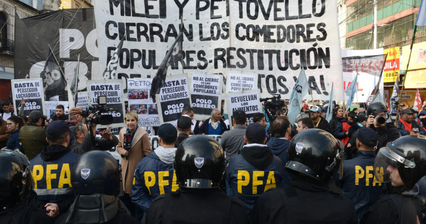 El Polo Obrero realiza una protesta en el Puente Pueyrredón en medio de un fuerte operativo de seguridad