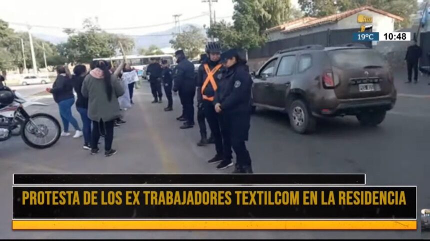 Ex trabajadores de Textilcom protestaron en la residencia del gobernador