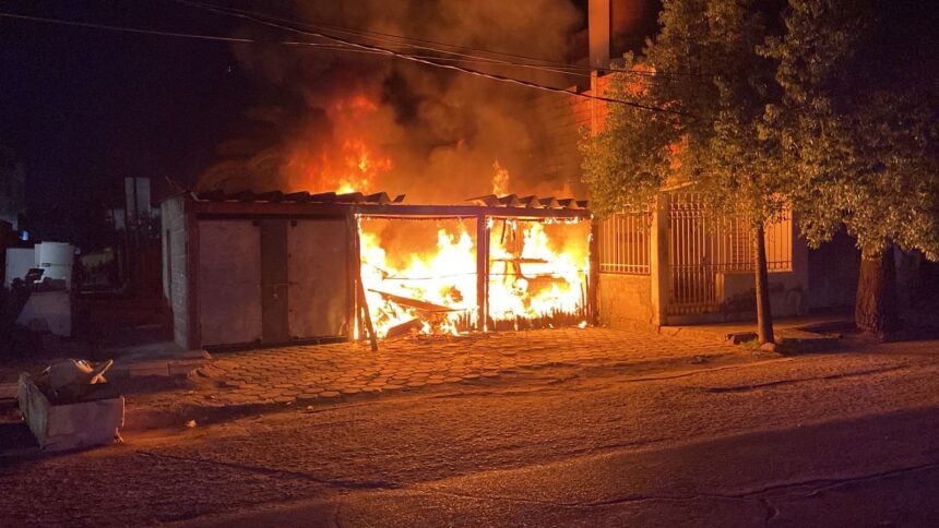 Se incendió un auto dentro del garaje de una casa, en el barrio Hospital