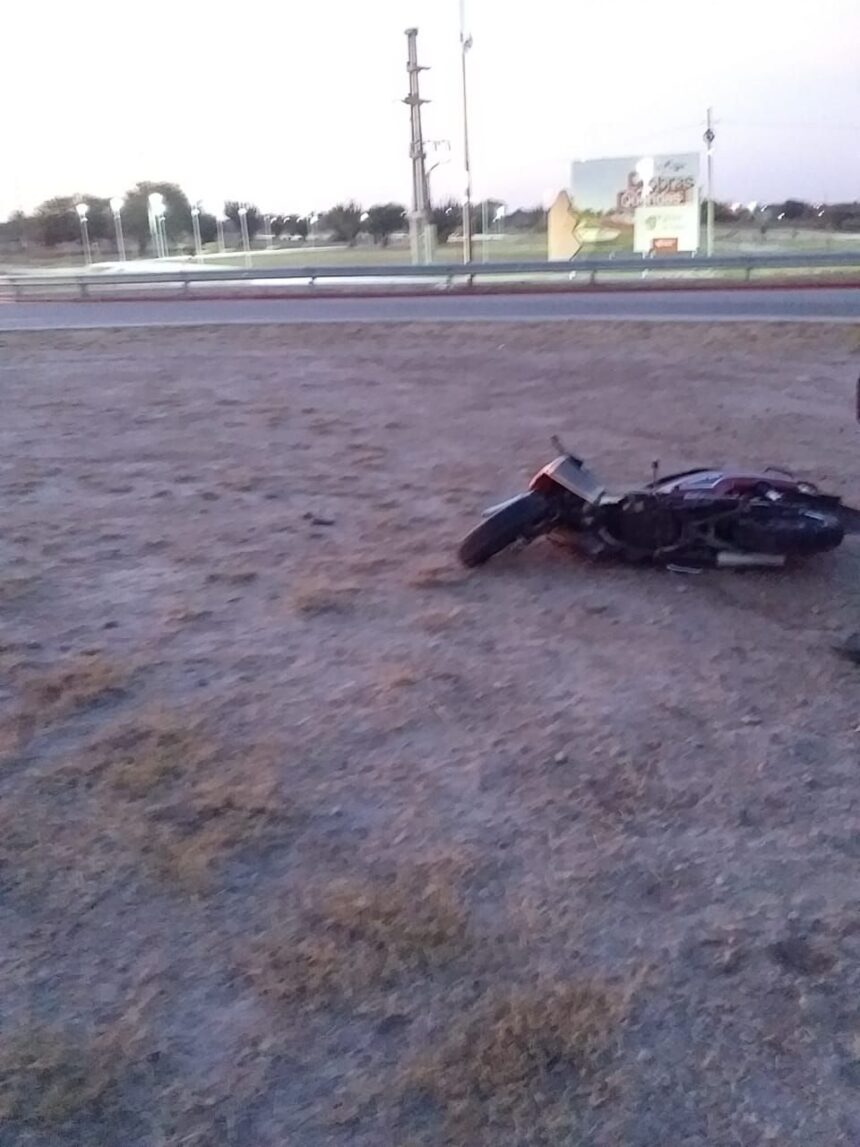 Un motociclista impactó fuertemente contra la rotonda del Parque de la Ciudad y debió ser derivado al hospital