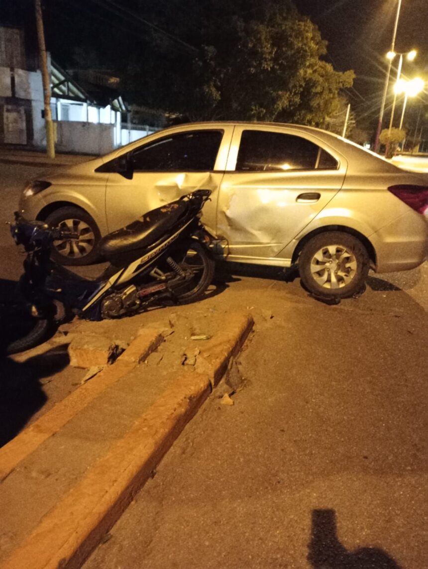 Choque entre un auto y una moto por Av. San Francisco