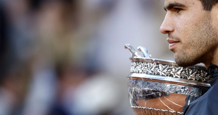 Carlos Alcaraz, campeón de Roland Garros: todos los récords de un talento precoz y un tatuaje de la Torre Eiffel en el tobillo como recuerdo