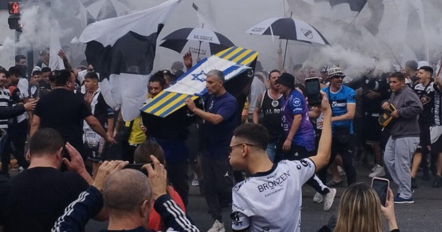 Se conoció la sanción para los barras de All Boys que llevaron un ataúd con la bandera de Israel