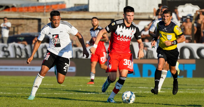 River visita al Deportivo Riestra en un estadio que significa un desafío: es el más chico en el que se presentará en la historia moderna