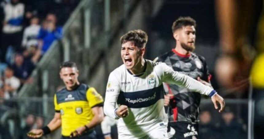 Gimnasia es pura ilusión: le ganó sobre el final a Barracas Central y sigue arriba en la Liga Profesional