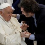 Javier Milei en el G7, EN VIVO: breve saludo con el papa Francisco y sonrisas con Biden antes de la reunión con la jefa del FMI