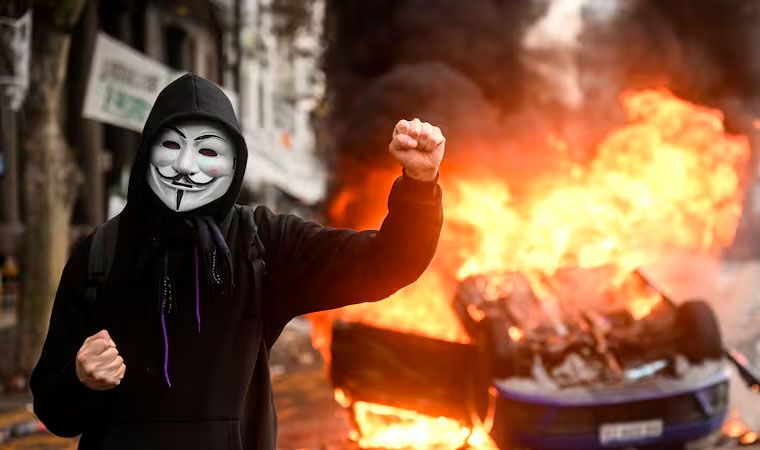 Violencia frente al Congreso. Entre los 35 detenidos por los desmanes y destrozos hay un riojano