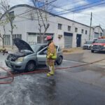 Se incendió un vehículo en calle Carmelo V. Valdez