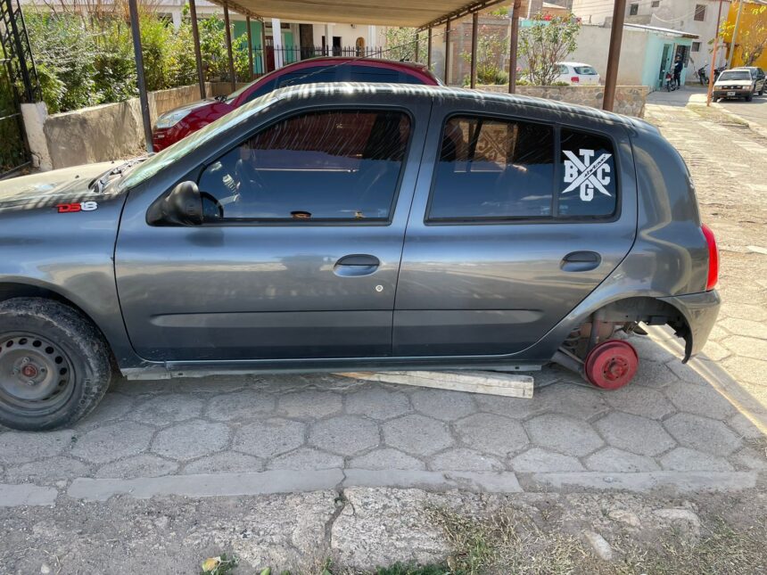 Chilecito: Delincuentes robaron las ruedas de un auto