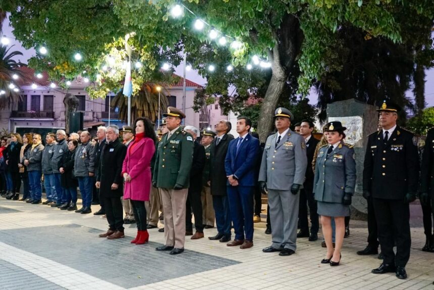 Se realizó el acto protocolar en conmemoración del Día de la Bandera en la Plaza 25 de Mayo