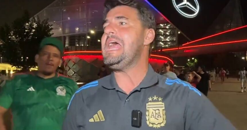 El periodista Tato Aguilera se cruzó con un hincha que lo increpó tras el partido de Argentina: “¡¿Cuántas copas tiene México?!”