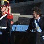 Javier Milei aterrizó en Madrid en medio de la tensión con Pedro Sánchez: recibe dos premios y habrá marchas a favor y en contra