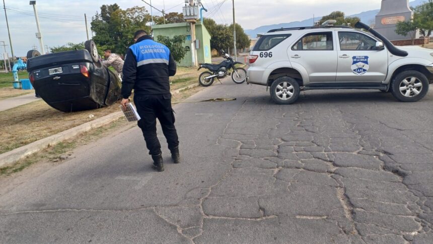 La Rioja: Perdió el control de su auto y volcó. Le dio positivo el control de alcoholemia