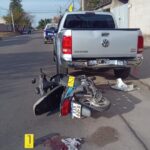 La Rioja: Motociclista chocó una camioneta Amarok que estaba estacionada