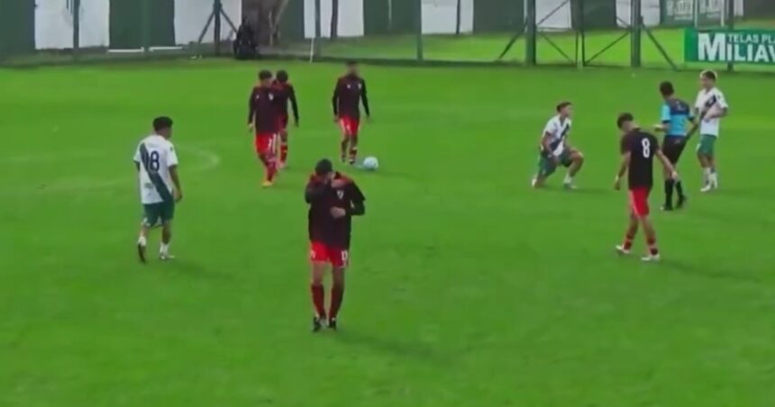 El patadón de Bastian, el hijo de Demichelis, expulsado con roja directa en la derrota de la octava de River ante Banfield