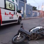 Choque entre un auto y una moto terminó con una mujer hospitalizada