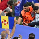 Eurocopa 2024: Cristiano Ronaldo, salvado por un guardia ante un fanático que se arrojó desde la tribuna