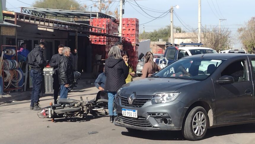 Choque entre un auto y una moto terminó con dos personas hospitalizadas