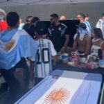 El color de Argentina vs. Perú por la Copa América: el argentino que llevó una TV al estacionamiento del estadio para ver el partido