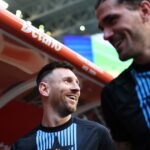 Argentina vs Perú, por la Copa América: Messi, en zapatillas y a risotada pura con De Paul, siguió el partido desde el banco