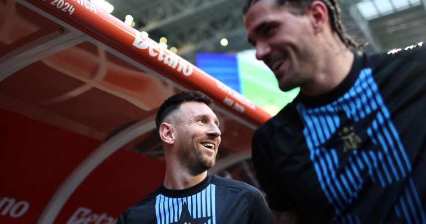 Argentina vs Perú, por la Copa América: Messi, en zapatillas y a risotada pura con De Paul, siguió el partido desde el banco