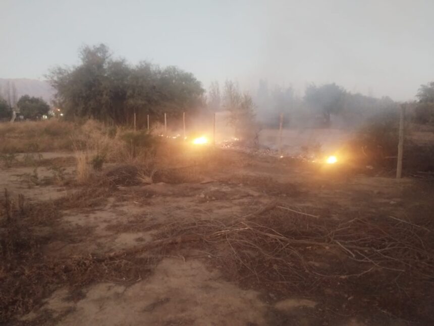 Chilecito: se incendiaron pastizales frente a la cancha de Anguinan