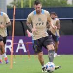 Messi volvió a entrenarse en la cancha y trabaja contra reloj para estar el jueves contra Ecuador