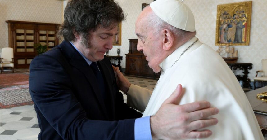 Javier Milei le envía mensajes conciliatorios al Papa Francisco para lograr que decida venir al país