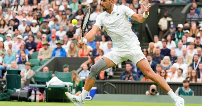 Djokovic, sin querer, otra vez en medio de una polémica: por qué la rodillera que usa en Wimbledon está al borde de la ilegalidad