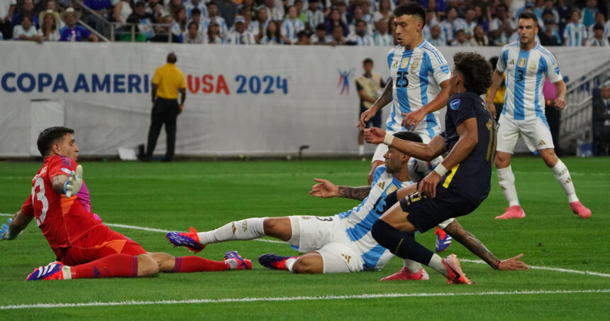 Dibu Martínez hizo otra vez la gran Kolo Muani: enorme atajada con la pierna izquierda para salvar a la Argentina contra Ecuador